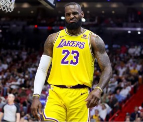 开云体育官网-詹姆斯：当国歌奏响时我的队友在我旁边都站成一排，这个时刻最珍贵